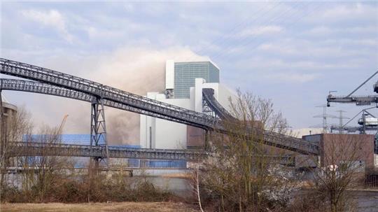 Nach einem ersten Fehlversuch Ende März soll das zweite Kesselhaus des stillgelegten Kohlekraftwerks Hamburg-Moorburg noch diese Woche gesprengt werden. (Archivbild)