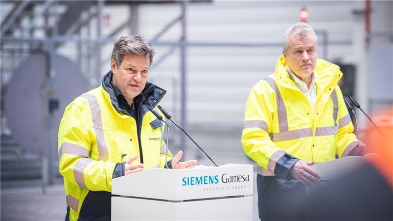 Nach einem gemeinsamen Rundgang durch die Offshore-Produktion von Siemens Gamesa in Cuxhaven stehen Bundeswirtschaftsminister Robert Habeck (links) und Siemens Gamesa-Geschäftsführer Dr. Jochen Eickholt Journalisten Rede und Antwort. Foto: Arnd Hartmann