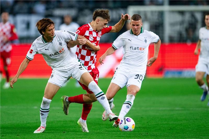 Scally rettet Gladbach spätes Remis gegen Mainz Nach einem harten Kampf trennen sich Gladbachs Ko Itakura (l) und der Mainzer Brajan Gruda (M)und ihre Teams 1:1.