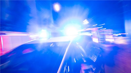 Nach einem illegalen Rennen mit zwei Autos auf der Bramfelder Chaussee in Hamburg hat einer der Fahrer einen schweren Unfall gebaut. Foto: Gateau/dpa