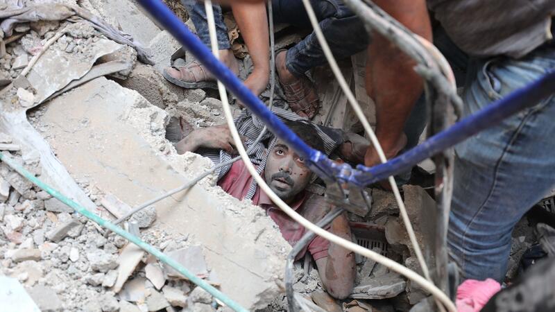 Bericht: 700 Palästinenser an einem Tag getötet Nach einem israelischen Angriff wird ein Überlebender aus den Trümmern im Flüchtlingslager Nuseirat gerettet.