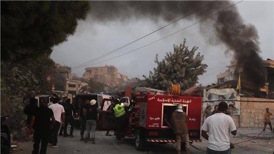 Nach einem israelischen Luftangriff auf das Dorf Teir Debba im Südlibanon steigt Rauch auf. 