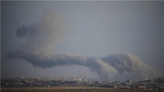 Nach einem israelischen Militärschlag im Gazastreifen steigt Rauch in den Himmel, gesehen vom Süden Israels aus.