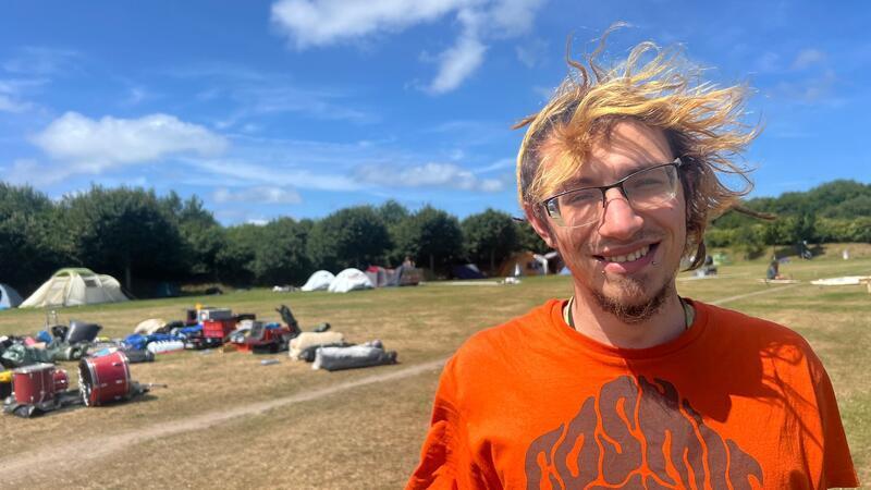 Nach einem juristischen Tauziehen ist am Montag das Punk-Protestcamp auf der Nordseeinsel gestartet - Netto aus der Nähe von Mannheim gehört zum Orga-Team.