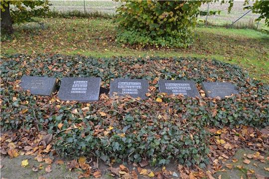 Nach einem kurzen Leben in Oederquart beigesetzt: die Zwangsarbeiterkinder Janek Sobon (fünfeinhalb Monate), Antonija Schurawel (vier Monate) und Miezcylaw Strychalski (ein Tag).