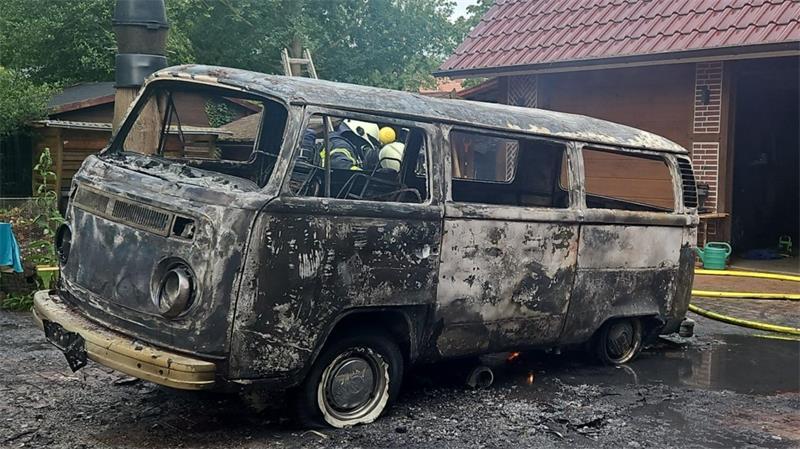 Nach einem mutmaßlichen technischen Defekt geriet ein VW-Bus in Debstedt in Brand und wurde vollständig zerstört.