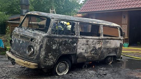 Nach einem mutmaßlichen technischen Defekt geriet ein VW-Bus in Debstedt in Brand und wurde vollständig zerstört.