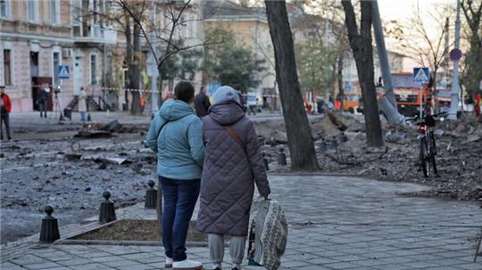 Nach einem nächtlichen russischen Raketenangriff auf Odessa betrachten zwei Frauen die Schäden, die verursacht wurden.