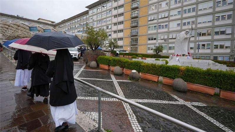 Nach einem neuen Atemnot-Anfall verbrachte Papst Franziskus in der Gemelli-Klinik offiziellen Angaben zufolge eine ruhige Nacht.