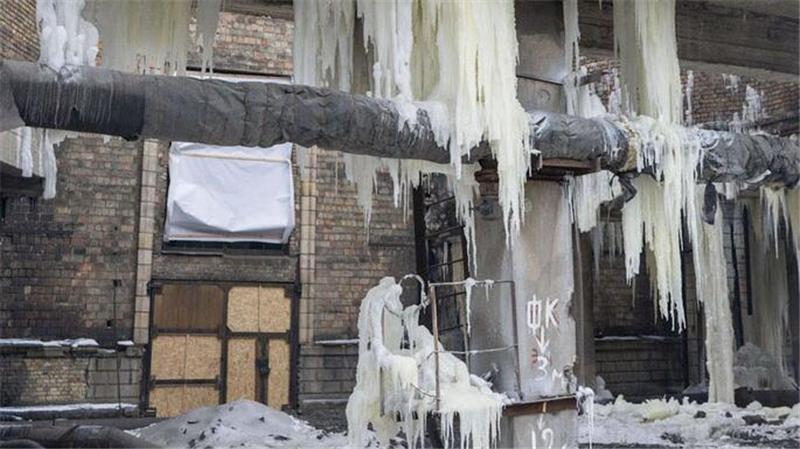 Nach einem russischen Angriff ist ein Kohlekraftwerk in Kiew schwer beschädigt und wegen der herrschenden Kälte haben sich Eiszapfen gebildet.