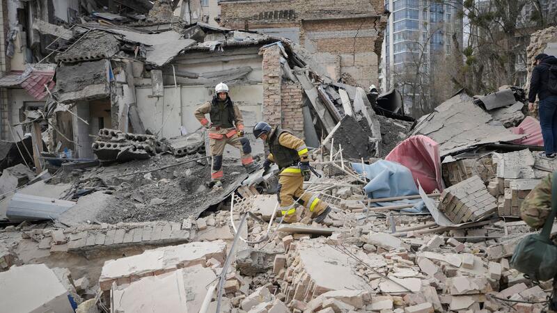 Krieg gegen die Ukraine: So ist die Lage Nach einem russischen Luftangriff begutachten Ersthelfer in Kiew die Schäden. Mehrere Menschen wurden bei dem Angriff verletzt.