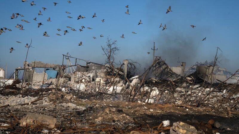 Krieg gegen die Ukraine: So ist die Lage Nach einem russischen Raketenangriff: Rauch steigt aus den Ruinen eines Bauernhofs und eines noch brennenden Getreidespeichers auf.