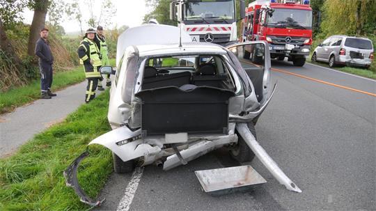 Nach einem schweren Auffahrunfall mit drei Fahrzeugen auf der B73 in Wingst sichern Feuerwehr und Rettungskräfte die Unfallstelle.