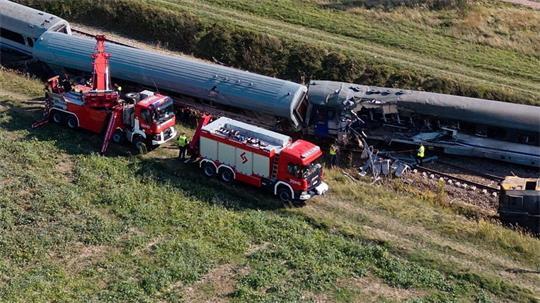 Nach einem schweren Zugunglück in Polen sind die Lokführer für mehr Sicherheit auf der Schiene in den Bummelstreik getreten.