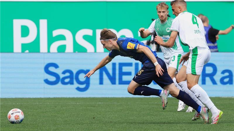 Kiel feiert in Fürth den ersten Saisonsieg Nach einem starken Konter erzielte Jonas Therkelsen (links) die Führung für Kiel.