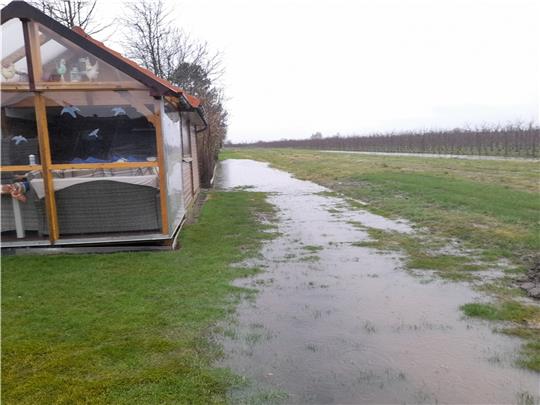 Nach einem starken Regenschauer fließt das Wasser nicht ab - trotz Gräben und Wettern. Foto: privat