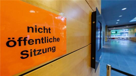 Nach einem tödlichen Kopfschuss auf einen Mitschüler an einer Schule in Unterfranken ist ein 15-Jähriger wegen Mordes zu einer Jugendstrafe von acht Jahren und sechs Monaten Haft verurteilt worden. (Archivfoto)