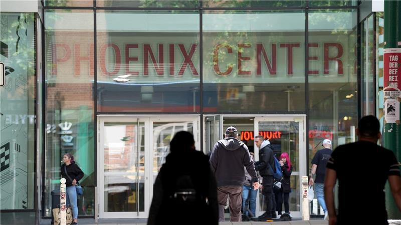 Haftbefehl nach tödlichem Messerangriff in Einkaufszentrum Nach einem tödlichen Messerangriff in einem Harburger Einkaufszentrum sitzt ein Tatverdächtiger in Haft. (Archivbild)
