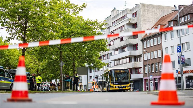 Nach einem tödlichen Unfall mit einem Bus in Oldenburg ist der Bereich um die Unfallstelle abgesperrt worden. 