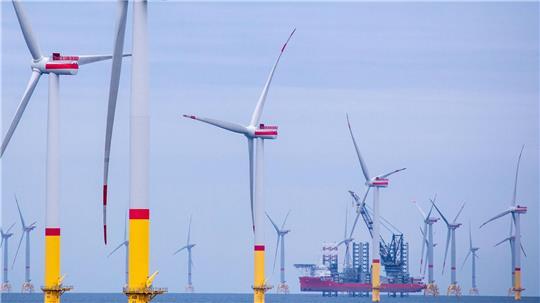 Nach einer Analyse schafft die Offshore-Windbranche rechnerisch rund 31.500 Vollzeitstellen in Deutschland. (Archivbild) 
