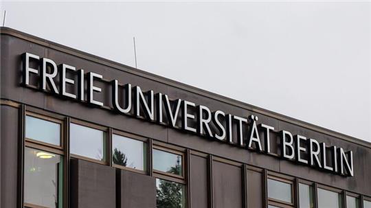 Nach einer Attacke auf einen jüdischen Studenten der Freien Universität Berlin hat eine Initiative einen stillen Protest organisiert, um auf Ängste jüdischer Studierender hinzuweisen.