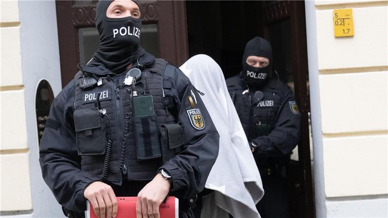 Nach einer Auseinandersetzung zwischen Fußballfans aus Essen und Rostock nimmt die Polizei einen Verdächtigen fest.