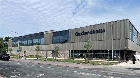 Nach einer Bauzeit von über zwei Jahren öffnet die Cuxlandhalle ihre Türen und trägt nun auch an der Fassade einen großen Namensschriftzug. 