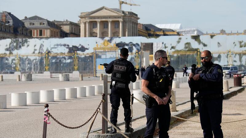 Nach einer Bombendrohung bewachen Polizisten den Eingang des Schlosses von Versailles (Oktober 2023).