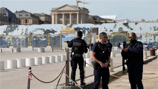 Nach einer Bombendrohung bewachen Polizisten den Eingang des Schlosses von Versailles (Oktober 2023).