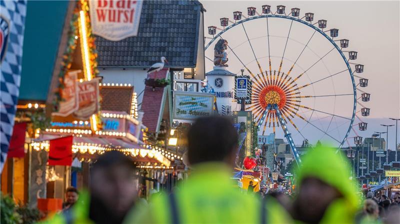 Nach einer Bombendrohung wurde am Mittwoch das Oktoberfest gesperrt. Am Abend startete dann der Festbetrieb.