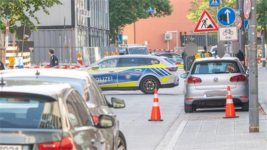 Nach einer Brandattacke auf eine Baustelle sind zwei Verdächtige gefasst worden.