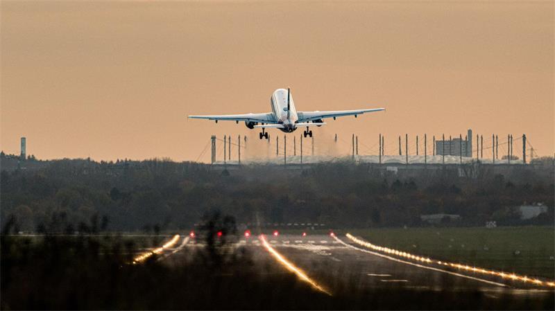 Nach einer Drohnensichtung stoppt der Hamburger Flughafen kurzzeitig alle Flüge. (Archivbild)
