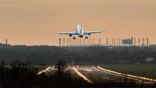 Nach einer Drohnensichtung stoppt der Hamburger Flughafen kurzzeitig alle Flüge. (Archivbild)