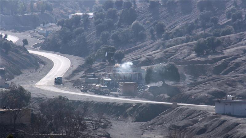 Pakistan: „Offener Krieg“, bis Taliban Terror entsagen Nach einer Explosion an einem afghanischen Grenzposten steigt Rauch auf.