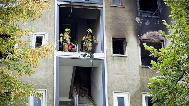 Nach einer Explosion brennt eine Etage eines Mehrfamilienhauses.