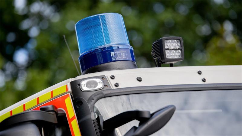 Nach einer Explosion in einer Garage im Ginsterweg griffen die Flammen auf ein angrenzendes Wohnhaus über. (Symbolbild)