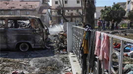 Nach einer Explosion vor der Al-Ahli-Klinik in Gaza-Stadt sind Habseligkeiten von Menschen auf dem Boden verteilt.Fotograf