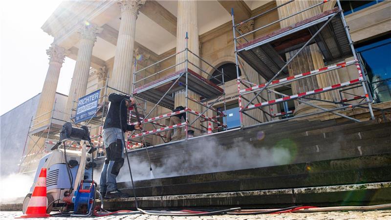 Anklage nach Farbattacke auf Landtag Nach einer Farbattacke auf den niedersächsischen Landtag im September 2024 hat die Staatsanwaltschaft Hannover Anklage gegen einen 24-Jährigen erhoben. (Archivbild)