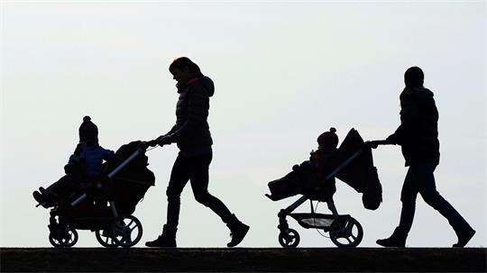 Nach einer Forsa-Umfrage für Save the Children haben viele Eltern finanzielle Sorgen. (Symbolbild)