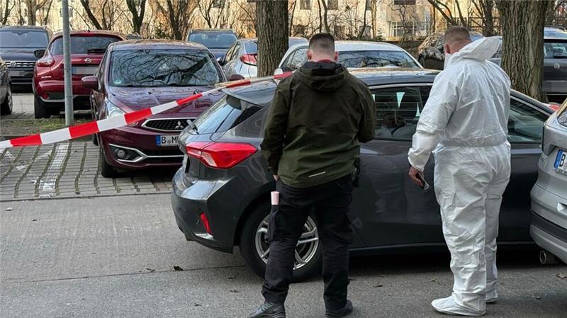 Nach einer Gewalttat in Berlin-Marzahn untersuchen Beamte der Spurensicherung ein Auto.