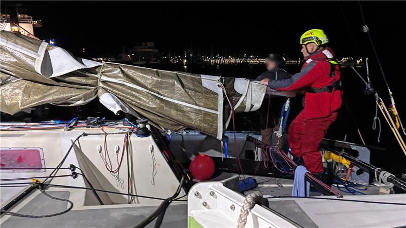 Segelboot droht vor Fehmarn zu sinken - Zwei Männer und eine Frau gerettet Nach einer Grundberührung ist eine Segelyacht in der Nacht auf Dienstag auf der Ostsee in Seenot geraten. Wasser drang ein.