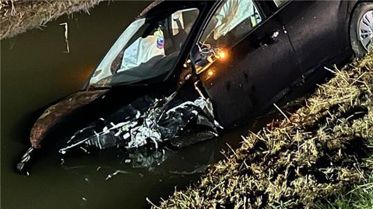 Nach einer Kollision bei Drochtersen-Ritsch wird ein Auto in den Fleth geschleudert und versinkt teilweise im Wasser.