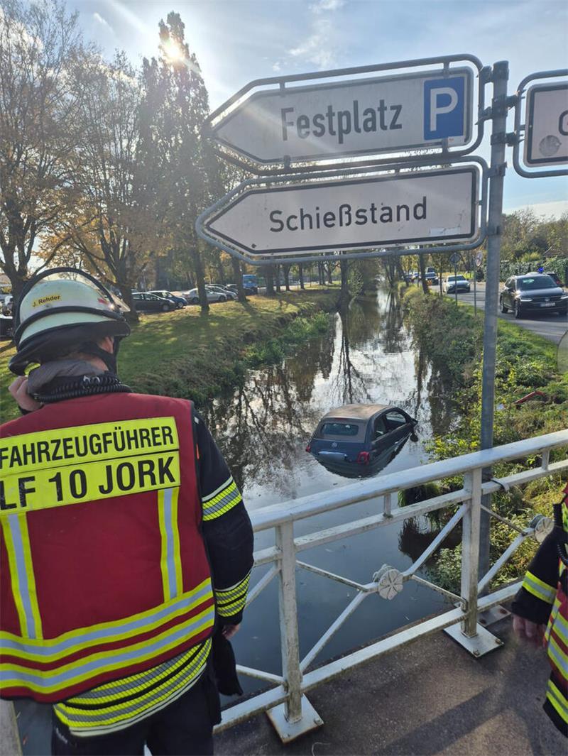 Unfall in Jork: Auto landet in Fleet – Totalschaden Nach einer Kollision landete der Fiat in Jork im Graben.