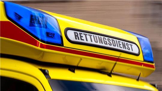 Nach einer Kollision mit einem Polizeiwagen musste ein Motorradfahrer vom Rettungsdienst in das Rotenburger Krankenhaus eingeliefert. (Symbolbild)