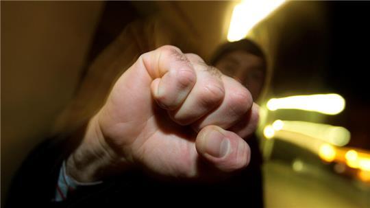 Nach einer Rangelei ist ein 25-Jähriger zwischen die Bahnsteigkante und eine abgefahrene S-Bahn gestürzt.