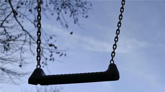 Nach einer Verabredungen über soziale Medien missbraucht ein 39-Jähriger ein Mädchen auf einem Spielplatz. (Symbolbild)