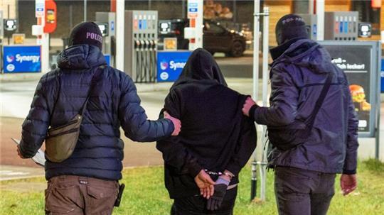 Nach einer Verfolgungsfahrt auf der Autobahn 7 hat die Polizei drei mutmaßliche Geldautomatensprenger festgenommen.