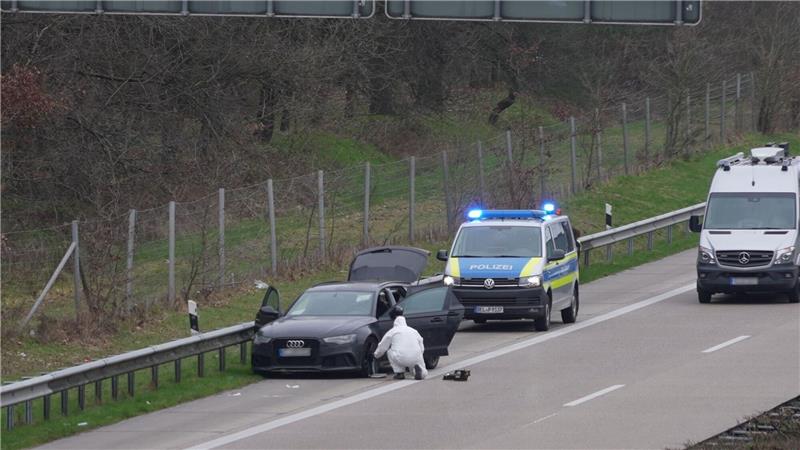 Geldautomaten bei Hamburg gesprengt – Verfolgungsjagd endet am Nagelbrett Nach einer Verfolgungsfahrt über die Autobahn bei Ahlhorn (Landkreis Oldenburg) hat die Polizei das Auto von mutmaßlichen Geldautomaten-Sprengern gestoppt.