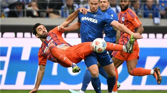 Nach einer Verletzungspause ist KSC-Profi Christoph Kobald (r) wieder fit.