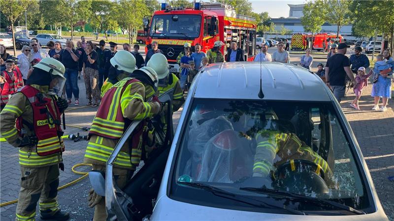 Großalarm für Stader Feuerwehr: BBS in Flammen - Schwerer Unfall Nach einer Verpuffung im Chemielabor kommt es zu chaotischen Szenen auf dem Parkplatz - alles Teil des Übungsszenarios. Viele Stader sahen sich den Einsatz vor Ort an.